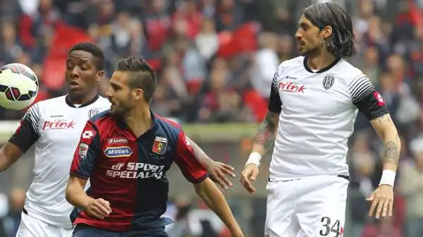 Genoa-Cesena 3-1. Cascione 5. E' uno degli uomini d'esperienza tra i romagnoli, ma al Ferraris soffre oltremodo contro il centrocampo dei padroni di casa.