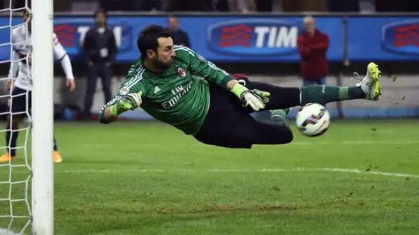 Milan-Genoa 1-3. Diego Lopez 7. Nel primo tempo con le sue parate tiene in piedi quel che resta del Milan.Poi è costretto a capitolare anche lui.