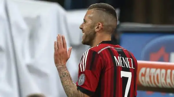 Milan-Genoa 1-3. Menez 4. Non gioca con i compagni, ha un atteggiamento svogliato, sembra non crederci più. Ingiusto il rosso nella ripresa, ma il Milan giocava da tempo in 10.