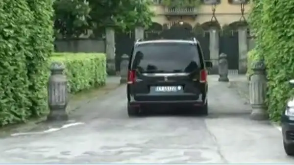 Il futuro del Milan si sta decidendo altrove: Mr.Bee sta trattando con Silvio Berlusconi ad Arcore l'acquisto del club rossonero.
