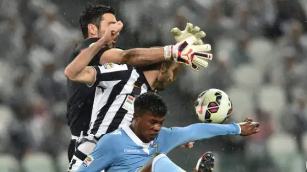 Juventus-Lazio 2-0. Buffon 5,5. Non rischia mai più di tanto, ma in ben tre occasioni si fa trovare impreparato ed è costretto a bloccare in due tempi.