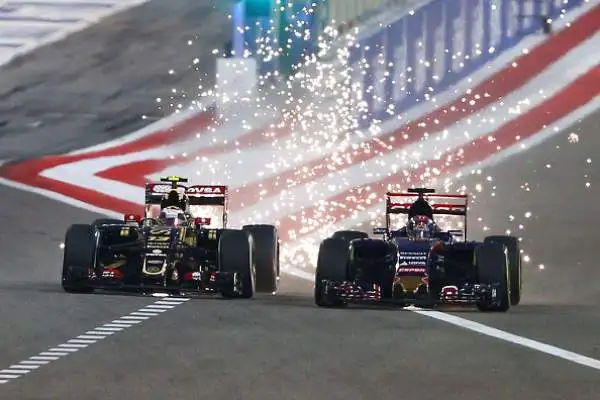 Vince Lewis. Kimi 2°, errore Vettel. Hamilton trionfa in Bahrain, gara in chiaroscuro per i piloti Ferrari.