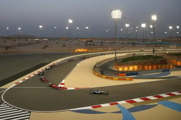 Vince Lewis. Kimi 2°, errore Vettel. Hamilton trionfa in Bahrain, gara in chiaroscuro per i piloti Ferrari.