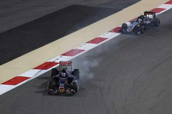 Vince Lewis. Kimi 2°, errore Vettel. Hamilton trionfa in Bahrain, gara in chiaroscuro per i piloti Ferrari.