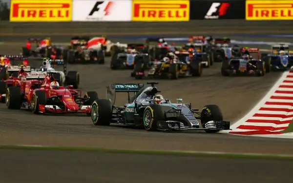 Vince Lewis. Kimi 2°, errore Vettel. Hamilton trionfa in Bahrain, gara in chiaroscuro per i piloti Ferrari.