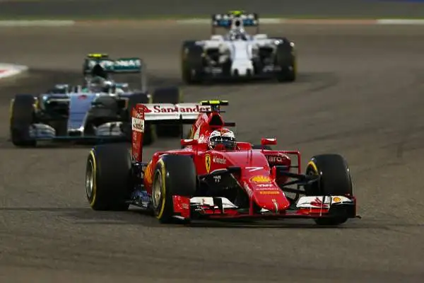 Vince Lewis. Kimi 2°, errore Vettel. Hamilton trionfa in Bahrain, gara in chiaroscuro per i piloti Ferrari.