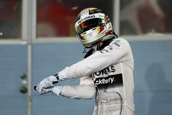 Vince Lewis. Kimi 2°, errore Vettel. Hamilton trionfa in Bahrain, gara in chiaroscuro per i piloti Ferrari.