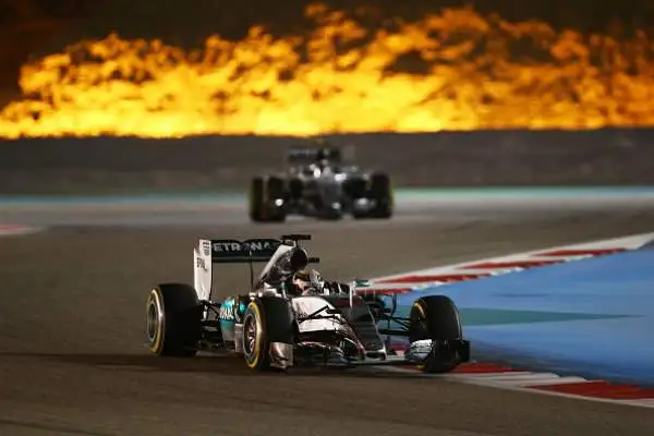 Vince Lewis. Kimi 2°, errore Vettel. Hamilton trionfa in Bahrain, gara in chiaroscuro per i piloti Ferrari.
