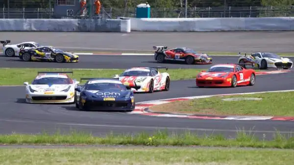 I bolidi di Maranello danno spettacolo nella cornice dell'autodromo nipponico che in passato ha anche ospitato la Formula 1.