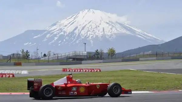 I bolidi di Maranello danno spettacolo nella cornice dell'autodromo nipponico che in passato ha anche ospitato la Formula 1.