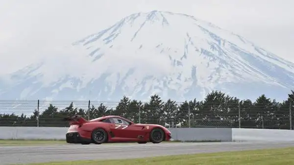 I bolidi di Maranello danno spettacolo nella cornice dell'autodromo nipponico che in passato ha anche ospitato la Formula 1.