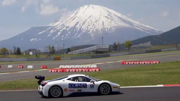I bolidi di Maranello danno spettacolo nella cornice dell'autodromo nipponico che in passato ha anche ospitato la Formula 1.