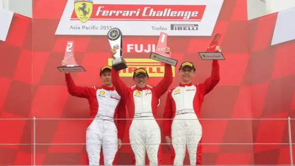 I bolidi di Maranello danno spettacolo nella cornice dell'autodromo nipponico che in passato ha anche ospitato la Formula 1.