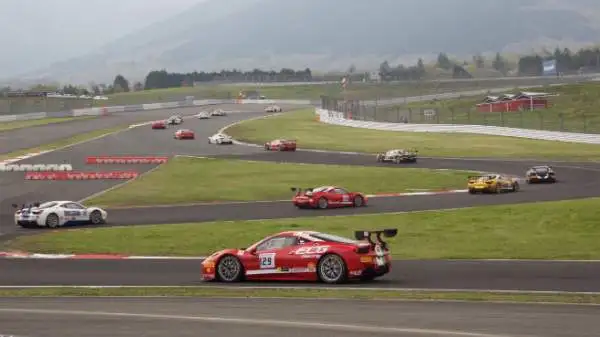 I bolidi di Maranello danno spettacolo nella cornice dell'autodromo nipponico che in passato ha anche ospitato la Formula 1.