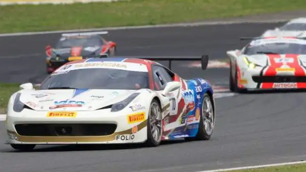 I bolidi di Maranello danno spettacolo nella cornice dell'autodromo nipponico che in passato ha anche ospitato la Formula 1.