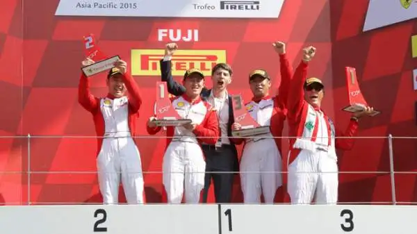 I bolidi di Maranello danno spettacolo nella cornice dell'autodromo nipponico che in passato ha anche ospitato la Formula 1.