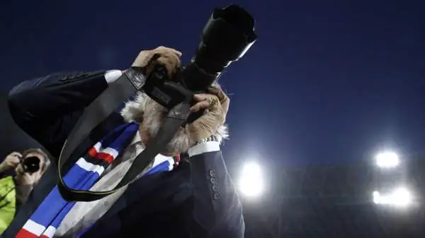 Il patron dei blucerchiati ha preso la macchina fotografica di un fotoreporter e ha scattato alcune foto ai "colleghi" fotografi.