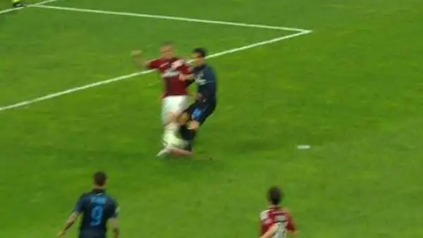 E' il 63' del derby, Hernanes si libera in area e tira di sinistro, la palla finisce sul braccio di Antonelli, che devia in angolo.