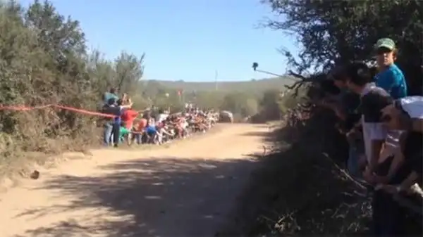Paura e sollievo al Rally d'Argentina. La Hyundai del neozelandese Paddon è uscita di strada: sei spettatori feriti, nessuno è in pericolo di vita.