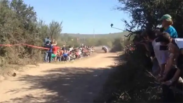 Paura e sollievo al Rally d'Argentina. La Hyundai del neozelandese Paddon è uscita di strada: sei spettatori feriti, nessuno è in pericolo di vita.