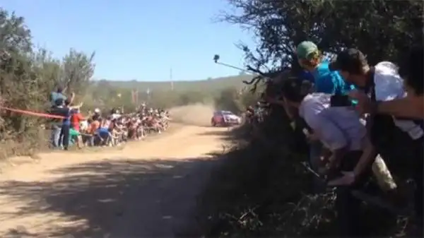 Paura e sollievo al Rally d'Argentina. La Hyundai del neozelandese Paddon è uscita di strada: sei spettatori feriti, nessuno è in pericolo di vita.