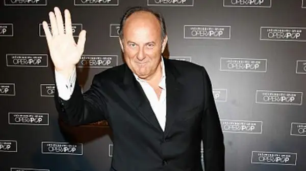 Milan: Gerry Scotti. Uno dei volti più noti dei programmi Mediaset ha spesso partecipato ai derby del cuore in maglia rossonera.
