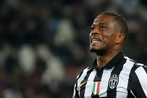 Tevez e Pereyra domano l'Empoli. La Juventus batte anche i toscani a Torino e resta a +14 sulla Roma. Sarri furibondo ed espulso nel finale.