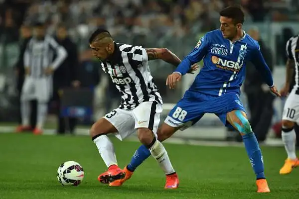 Tevez e Pereyra domano l'Empoli. La Juventus batte anche i toscani a Torino e resta a +14 sulla Roma. Sarri furibondo ed espulso nel finale.