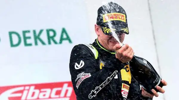 Il sedicenne figlio di Michael, Mick, si è imposto al debutto in Formula 4 sul circuito di Oschersleben, in Germania.