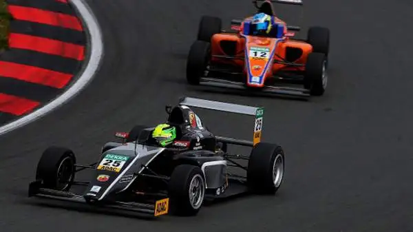 Il sedicenne figlio di Michael, Mick, si è imposto al debutto in Formula 4 sul circuito di Oschersleben, in Germania.