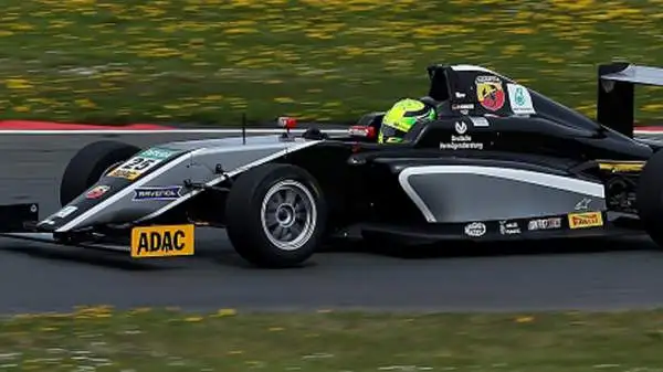 Il sedicenne figlio di Michael, Mick, si è imposto al debutto in Formula 4 sul circuito di Oschersleben, in Germania.