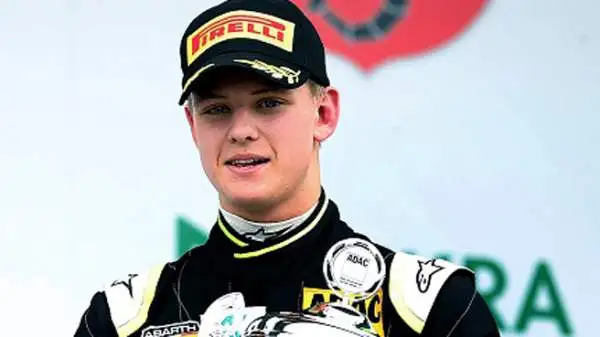 Il sedicenne figlio di Michael, Mick, si è imposto al debutto in Formula 4 sul circuito di Oschersleben, in Germania.