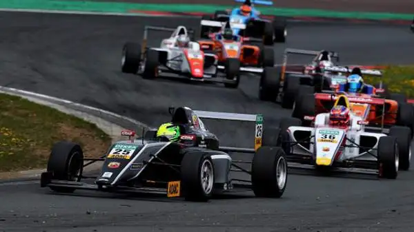 Il sedicenne figlio di Michael, Mick, si è imposto al debutto in Formula 4 sul circuito di Oschersleben, in Germania.