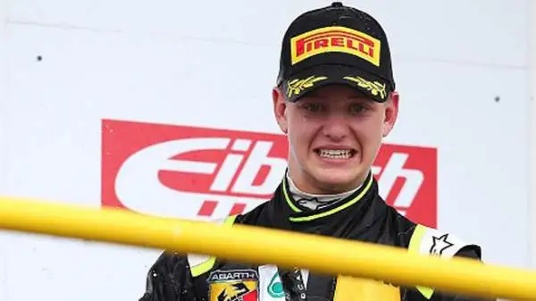 Il sedicenne figlio di Michael, Mick, si è imposto al debutto in Formula 4 sul circuito di Oschersleben, in Germania.