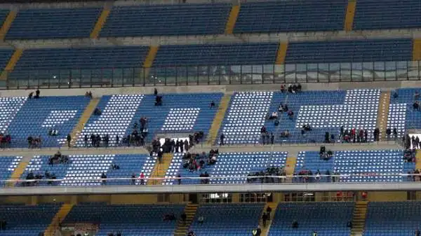 La Curva Sud aveva promesso contestazioni in occasione di Milan-Genoa, e così è stato. In uno stadio semivuoto spicca la coreografia del tifo rossonero, un enorme "Basta".