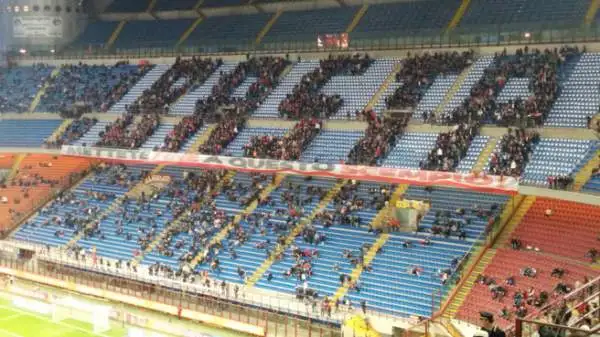 La Curva Sud aveva promesso contestazioni in occasione di Milan-Genoa, e così è stato. In uno stadio semivuoto spicca la coreografia del tifo rossonero, un enorme "Basta".