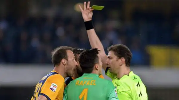 Verona-Inter 0-3. Moras 5,5. Protesta in occasione del vantaggio di Icardi su cui si ferma sperando nella bontà degli avversari e nel finale firma anche un autogol.