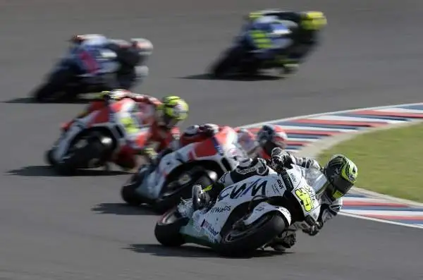 Rossi trionfa, Marquez a terra! Il centauro della Yamaha vince il duello all'ultima ruota, il campione del mondo finisce a terra.