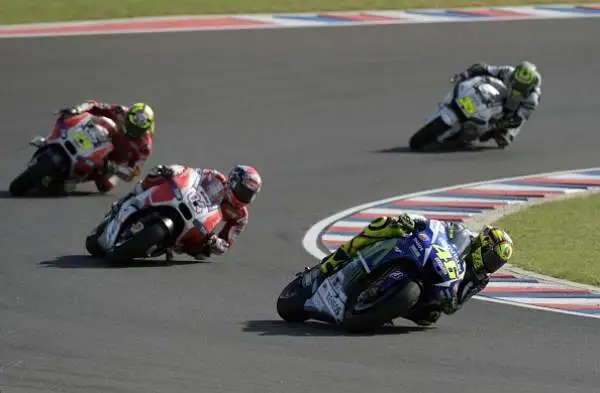 Rossi trionfa, Marquez a terra! Il centauro della Yamaha vince il duello all'ultima ruota, il campione del mondo finisce a terra.