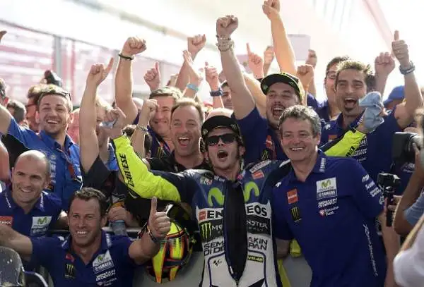 Rossi trionfa, Marquez a terra! Il centauro della Yamaha vince il duello all'ultima ruota, il campione del mondo finisce a terra.