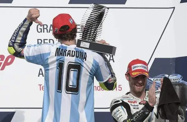 Rossi trionfa, Marquez a terra! Il centauro della Yamaha vince il duello all'ultima ruota, il campione del mondo finisce a terra.