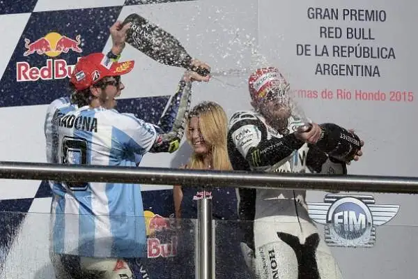 Rossi trionfa, Marquez a terra! Il centauro della Yamaha vince il duello all'ultima ruota, il campione del mondo finisce a terra.