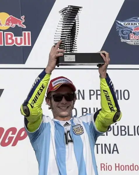 Rossi trionfa, Marquez a terra! Il centauro della Yamaha vince il duello all'ultima ruota, il campione del mondo finisce a terra.