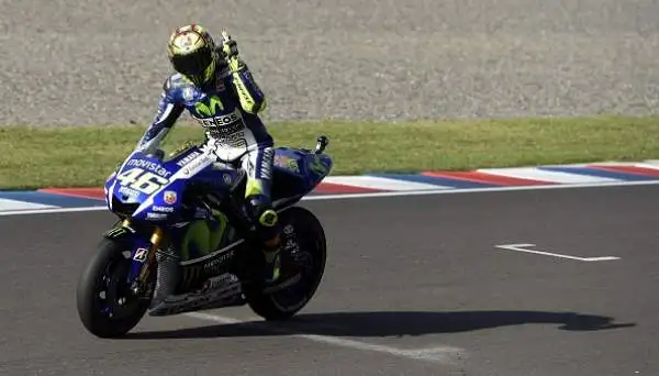 Rossi trionfa, Marquez a terra! Il centauro della Yamaha vince il duello all'ultima ruota, il campione del mondo finisce a terra.