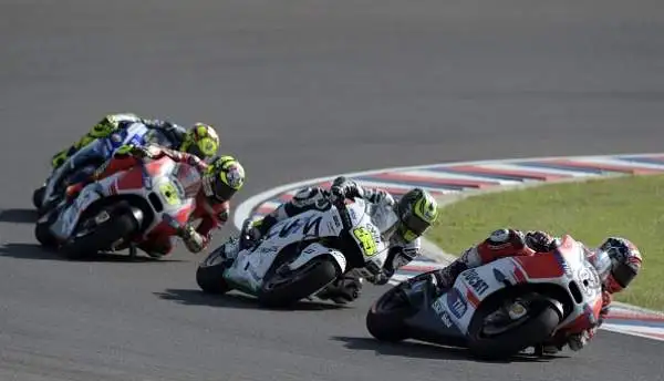 Rossi trionfa, Marquez a terra! Il centauro della Yamaha vince il duello all'ultima ruota, il campione del mondo finisce a terra.