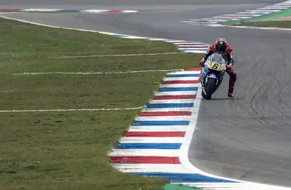Marquez, ottava meraviglia. Lo spagnolo allunga la sua striscia di vittorie di fila imponendosi ad Assen davanti a Dovizioso. Rossi quinto.