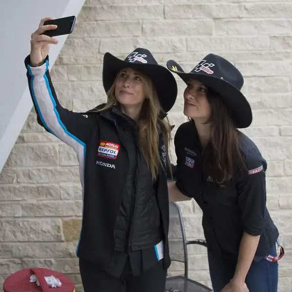 Anche ne circuito delle Americhe non sono mancate le bellissime Gird GIrls che hanno accompagnato i piloti in pista con gli immancabili ombrellini.