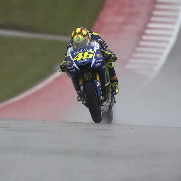 Lo spagnolo Marquez ha sbaragliato la concorrenza solo all'ultimo giro utile, dopo un'altalena di emozioni. Dovizioso, secondo, in prima fila con Jorge Lorenzo. Valentino Rossi invece scatterà quarto.