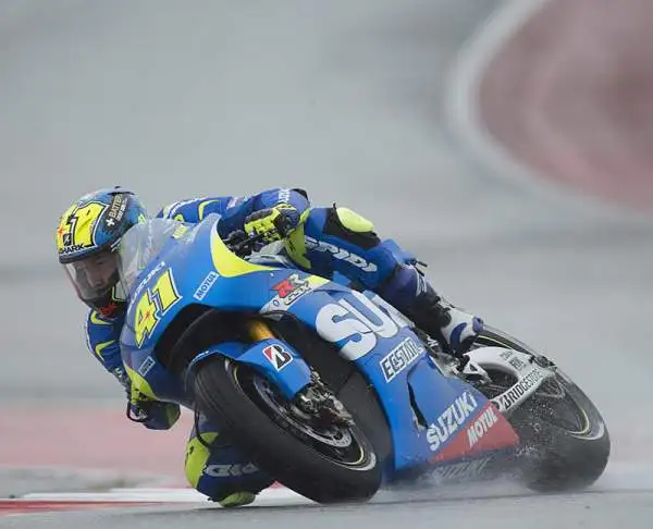 Lo spagnolo Marquez ha sbaragliato la concorrenza solo all'ultimo giro utile, dopo un'altalena di emozioni. Dovizioso, secondo, in prima fila con Jorge Lorenzo. Valentino Rossi invece scatterà quarto.