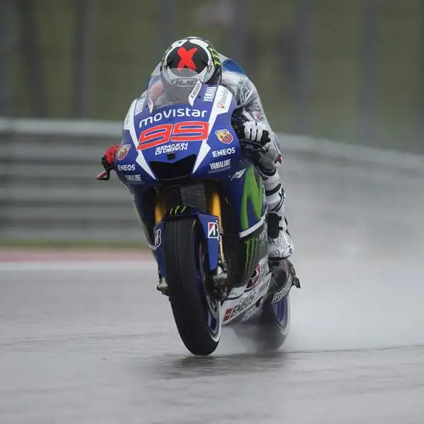 Lo spagnolo Marquez ha sbaragliato la concorrenza solo all'ultimo giro utile, dopo un'altalena di emozioni. Dovizioso, secondo, in prima fila con Jorge Lorenzo. Valentino Rossi invece scatterà quarto.